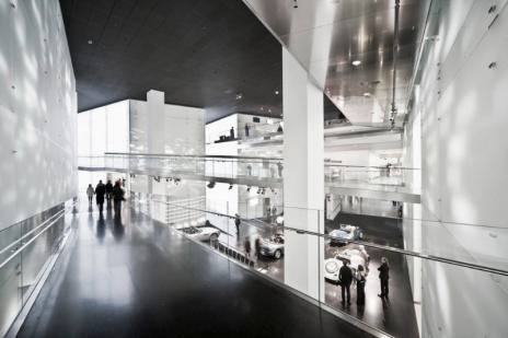 2 | BMW-Museum, Innen­raum –
Stra­ßen und Plätze im umbau­ten Raum